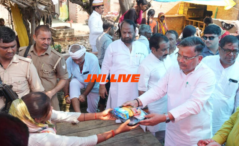 प्रभारी मंत्री ने जाना बाढ़ पीड़ितों का हाल, भोजन किया वितरित