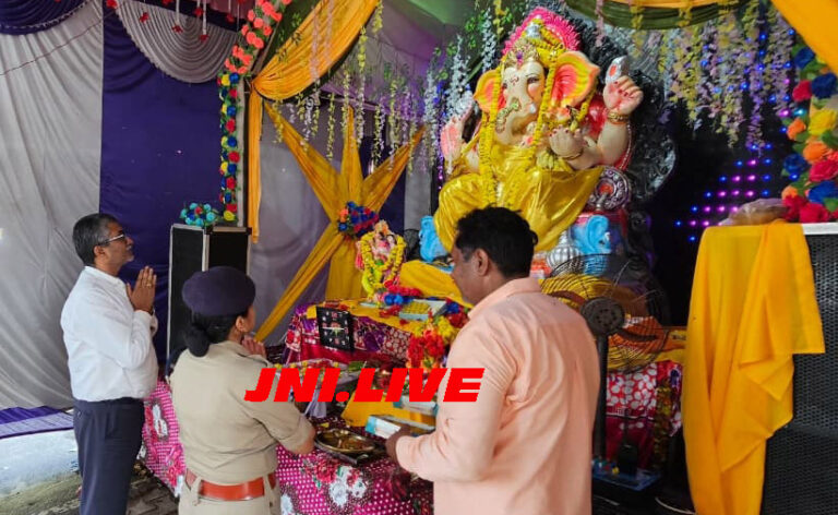 गणपति का आशीष ले डीएम-एसपी नें परखी विसर्जन व्यवस्था