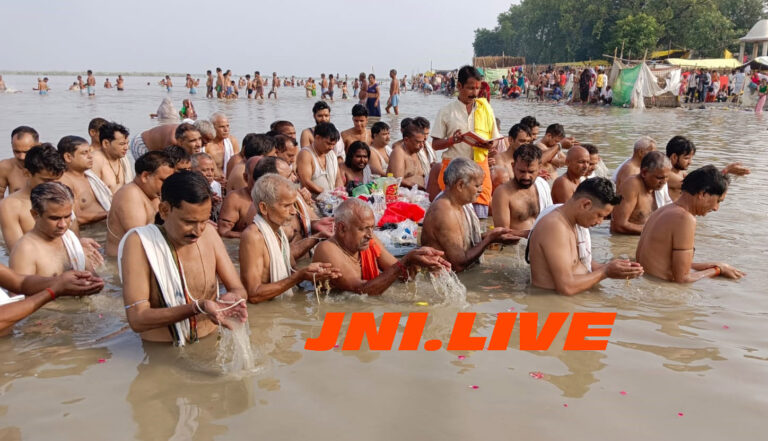 पितृपक्ष आगमन पर पितरों को अर्पित किया जल, गंगा घाट पर उमड़ी आस्था