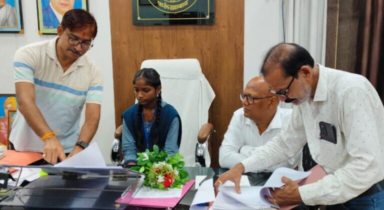 छात्रा शिवानी बनी एक दिन की ईओ