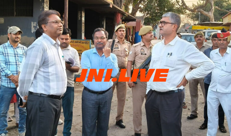 डीएम ने स्वर्गधाम के जीर्णोद्धार को किया निरीक्षण