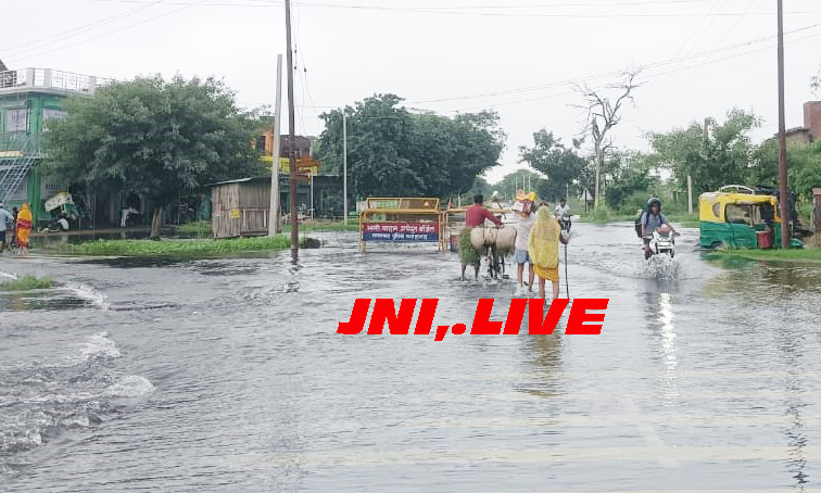 खतरे के निशान से नीचे आनें को तैयार नही गंगा, ग्रामीणों की बढ़ी मुश्किलें