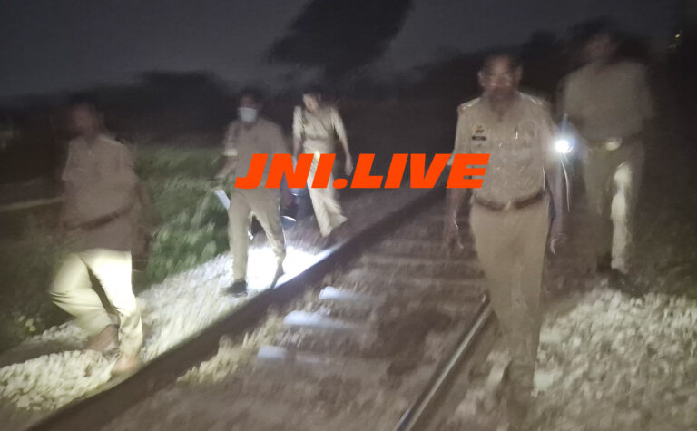 ट्रेन से कटकर चरवाहे व चार भैसों की मौत