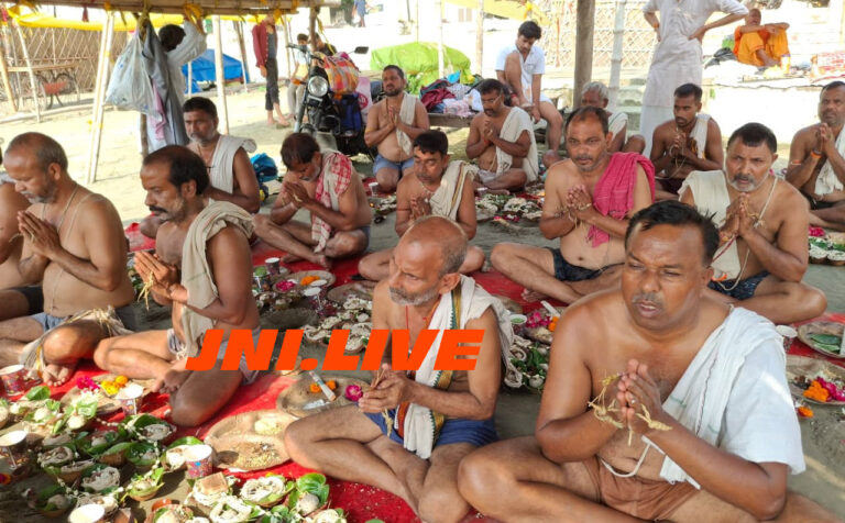 गंगा घाटों पर उमड़ी भीड़, श्राद्ध-तर्पण के साथ विदा हुए पितर