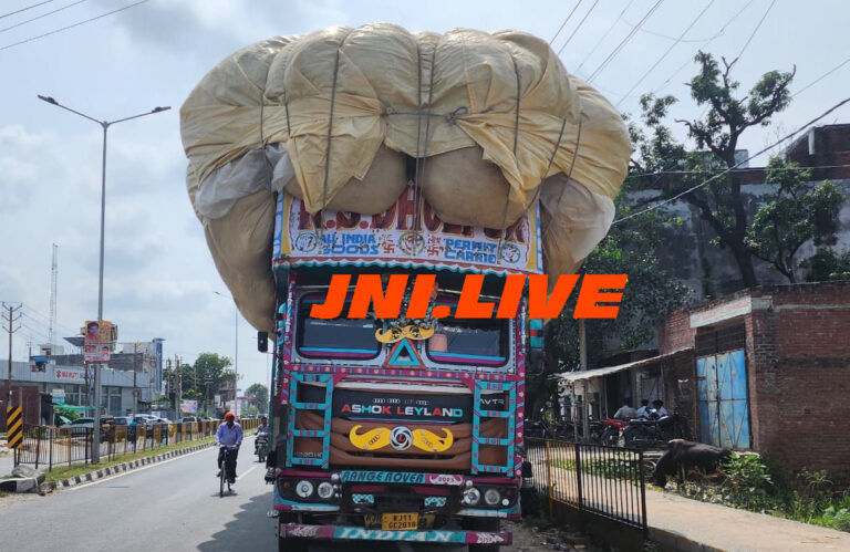 तीन ओवरलोड ट्रकों पर सीज की कार्यवाही