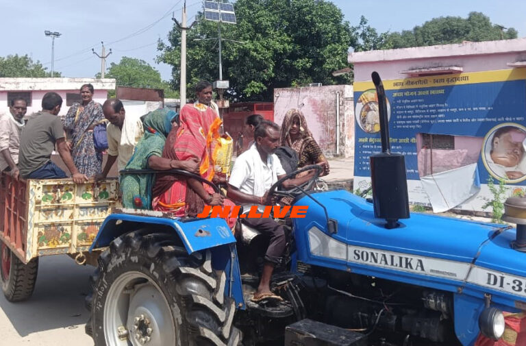 प्रसूता को ट्रैक्टर-ट्राली में लादकर पंहुचाया सीएचसी