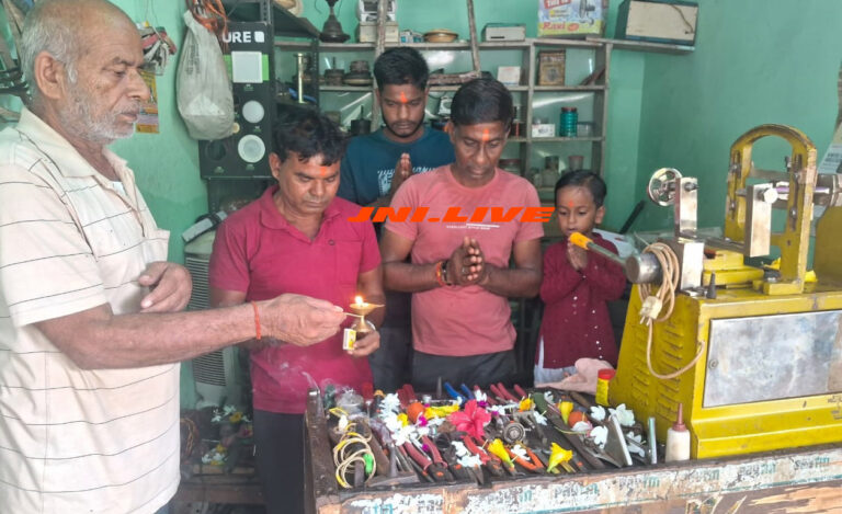 विश्वकर्मा जयंती पर फैक्टरियों, दुकानों में पूजा, शोभायात्रा में पुष्पवर्षा