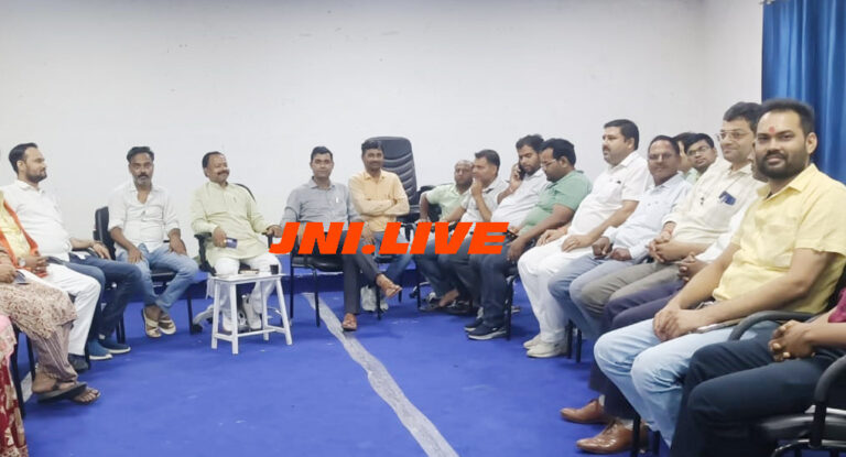 सीएमओ के खिलाफ चिकित्सक के समर्थन में स्वास्थ्य कर्मी लामबंद, कार्यवाही की मांग