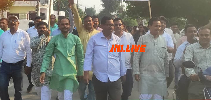 टीईटी कानून संशोधन के खिलाफ आक्रामक हुए शिक्षक, सड़क पर उतर सौंपा ज्ञापन