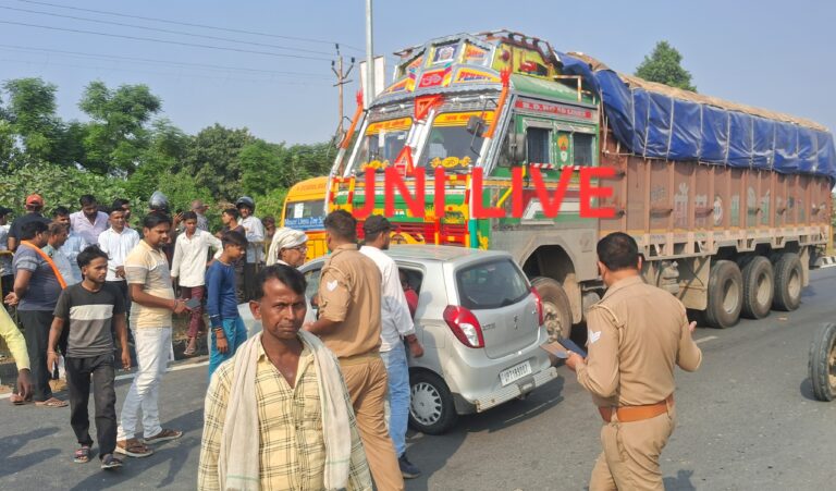 हाई-वे पर ट्रक में उलझ कर आधा किमी फंसी चली गयी कार, तीन बाल-बाल बचे, लगा जाम