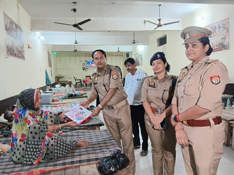 वृद्धाश्रम में बुजुर्गों संग पुलिस ने मनाई दीपावली, मिला आशीर्वाद