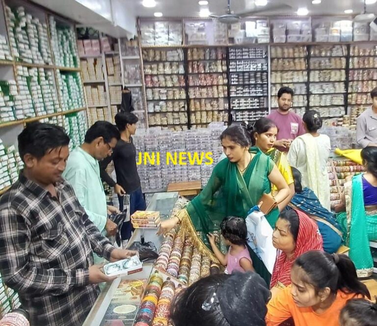धनतेरस पर धनवर्षा को गुलज़ार हुए बाज़ार