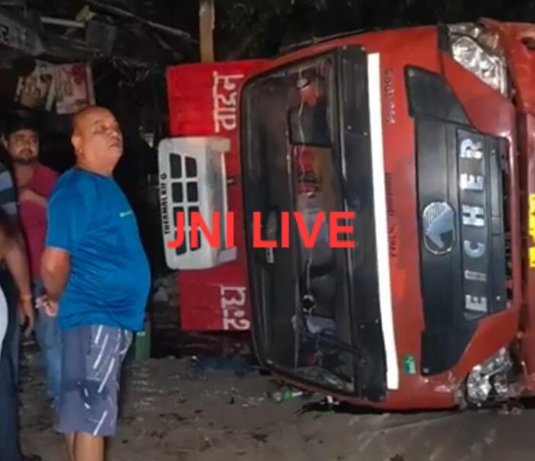 सड़क पर खड़े ट्रैक्टर से दुग्ध वाहन की टक्कर, पलटने से मची अफरातफरी