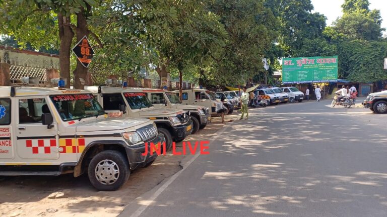 लोहिया अस्पताल के बाहर एम्बुलेंसो का अबैध अड्डा, मरीजों की काट रहे जेब!