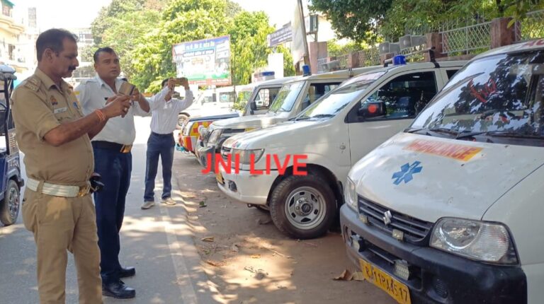 खबर का असर: लोहिया के बाहर खड़ी एम्बुलेंसो पर चला ट्रैफिक पुलिस का हंटर