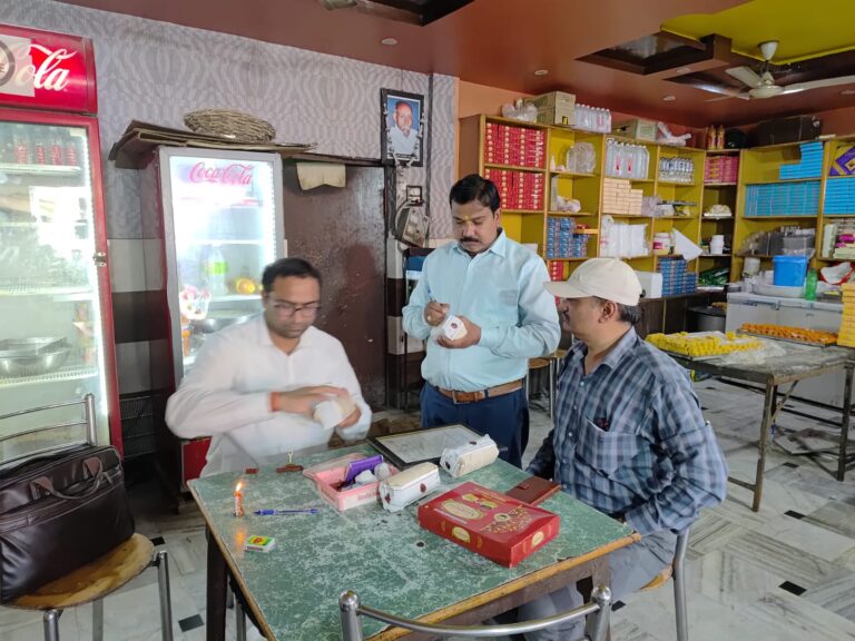 खाद्य विभाग की छापामारी में 35 किलो मिलावटी मिठाई नष्ट, आठ को नोटिस