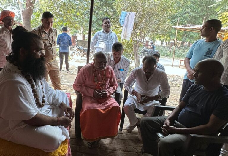 कोचिंग सेंटर विस्फोट के मृतको के परिजनों से मिले महंत ईश्वरदास