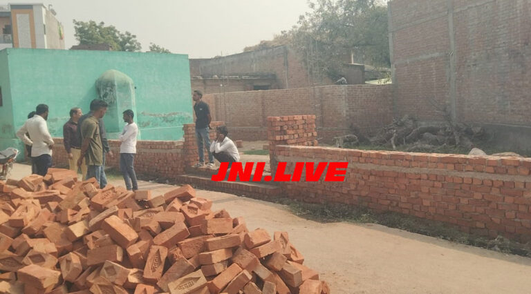 मस्जिद के पीछे भूमि पर निर्माण को लेकर विवाद, पुलिस ने रुकवाया काम