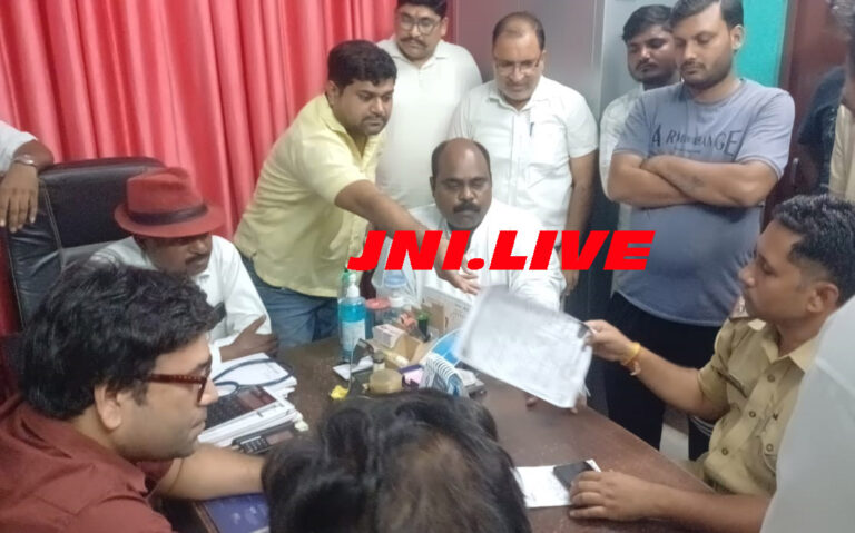 डॉक्टर की लापरवाही से बच्ची की मौत का आरोप, परिजनों का हंगामा