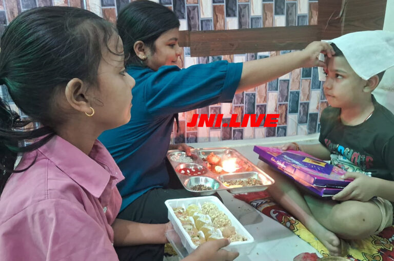 जिले में धूमधाम से मना भाई दूज का पर्व, बसों व मिठाई की दुकानों पर उमड़ी भीड़