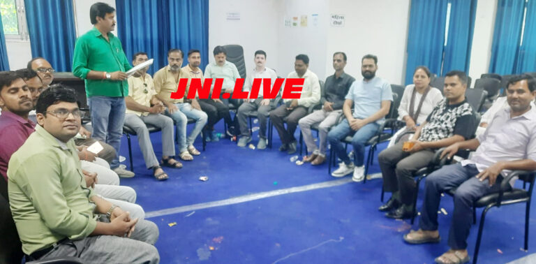 सीएमओ के अभद्र व्यवहार के आरोप,स्वास्थ्य कर्मियों नें वेतन भुगतान व माफी की रखी मांग