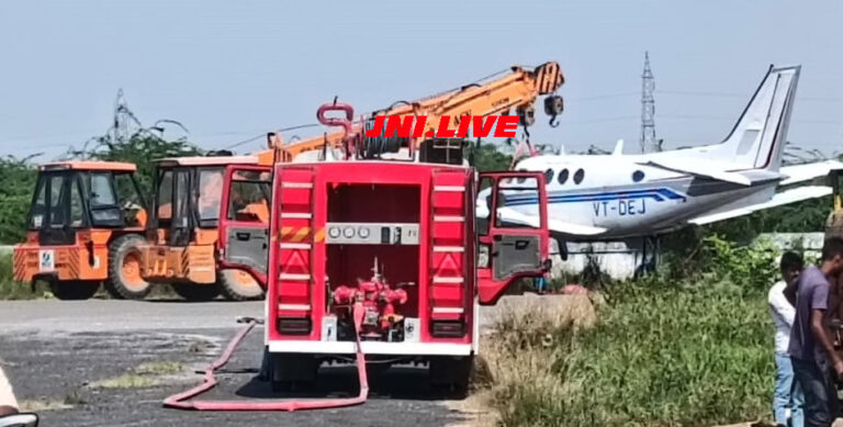 क्रेन की मदद से प्लेन को सुरक्षित जगह किया शिफ्ट