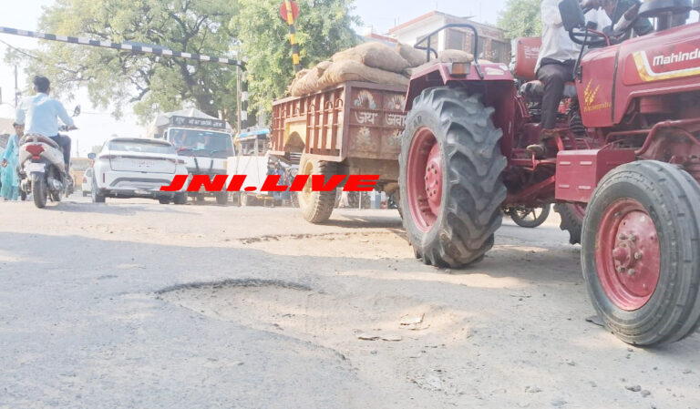 फतेहगढ़ जिला जेल क्रॉसिंग पर गहरे गढ्ढों में हिचकोले ले रहे वाहन, हादसे के इंतजार में रेलवे!