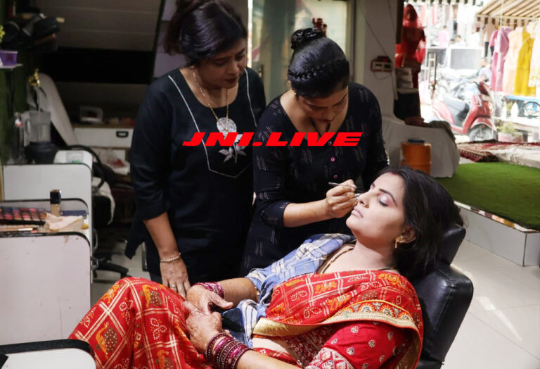 करवा चौथ: ब्यूटी पार्लर में उमड़ी सुहागिनों की भीड़