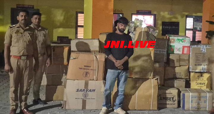 बिना लाइसेंस आतिशबाजी भंडारण करनें में एक गिरफ्तार