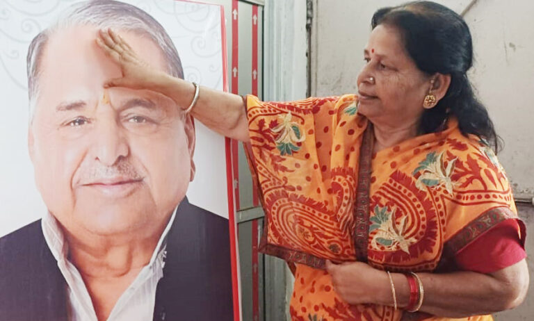 मुलायम सिंह यादव को भाई दूज खिला भावुक हुई पूर्व विधायिका