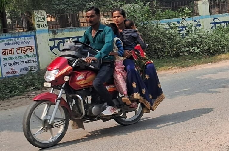लापरवाही:भाई दूज पर बिना हेलमेट बाइकों पर परिवार संग बहनों नें भरे फर्राटे
