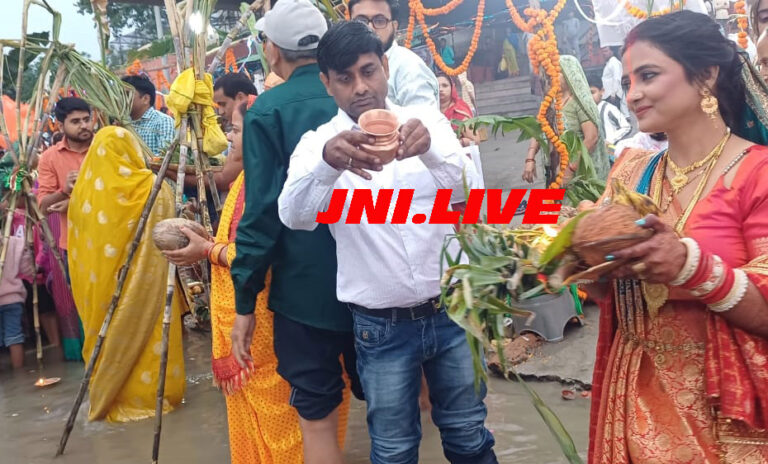 उदयीमान सूर्य को अर्घ्य देकर संपन्न हुई छठ पूजा