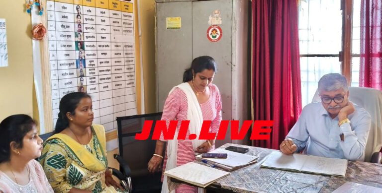 डीएम ने कस्तूरबा विद्यालय का किया निरीक्षण, खामियों पर खफा