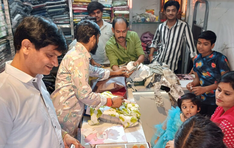दीपावली की रौनक, बाजारों में उमड़ी खरीदारों की भीड़