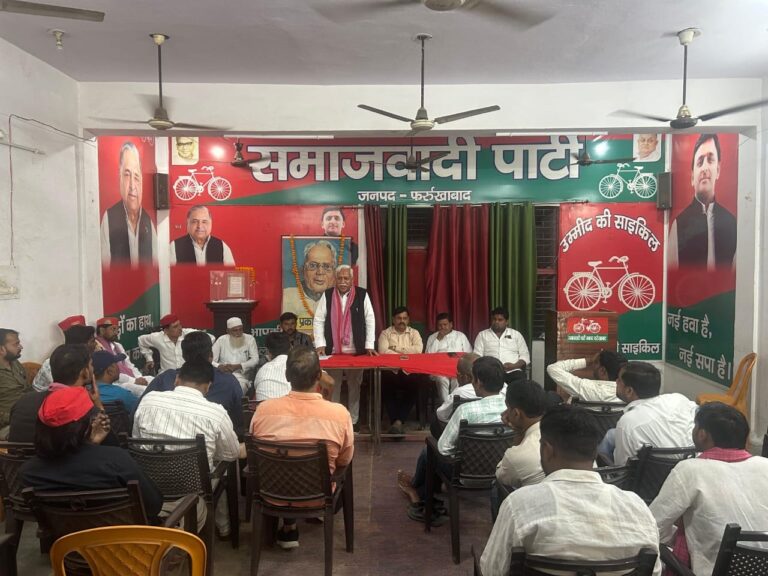 जयप्रकाश नारायण को सपाईयों नें जयंती पर किया याद