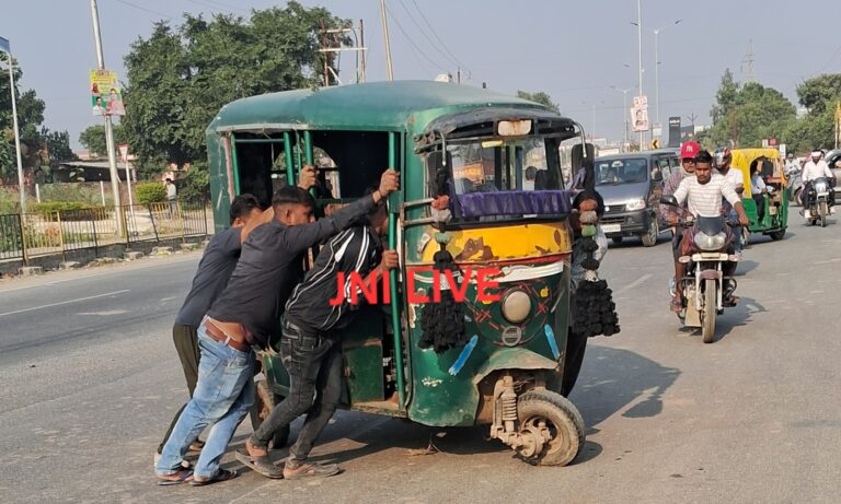 एक एआरटीओ क्या-क्या करे.., बीच हाई-वे पर स्कूली बच्चो से भरे खटारा टैम्पों का टूटा पहिया, बड़ा हादसा चला
