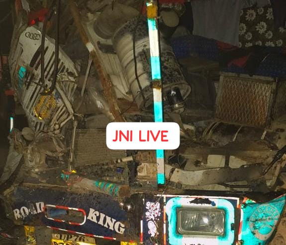 दो ट्रकों की आमने सामने भीषण भिंडत, चालक गंभीर