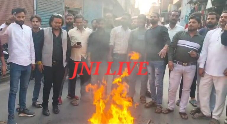 खाद्य विभाग के भ्रष्टाचार पर व्यापारियों में आक्रोश, पुतला फूंककर जताया विरोध