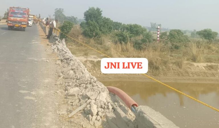 चालक को झपकी आनें से गन्ना भरा ट्रक पुल की रेलिंग तोड़ राम गंगा नदी में गिरा, देखें वीडियो