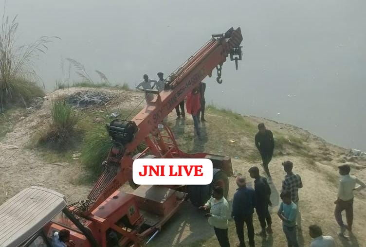 रामगंगा से दूसरे दिन भी नहीं निकाला जा सका पुल से गिरा गन्ना भरा ट्रक