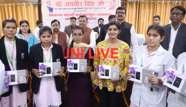 प्रभारी मंत्री नें लाभार्थियों को वितरित की योजनाओं की सौगात