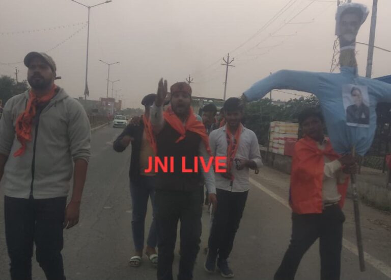 एबीवीपी कार्यकर्ताओं नें दूसरे दिन भी फूंका सदर विधायक का पुतला फूंका, बढ़ रहा सियासी उफान