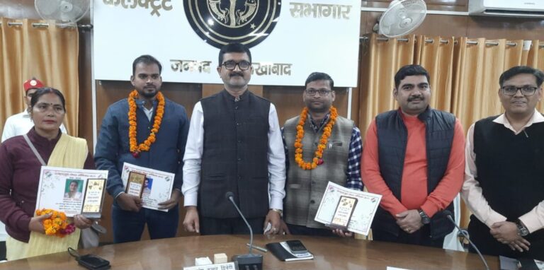 एसआईआर में उत्कृष्ट कार्य करने वाले तीन बीएलओ सम्मानित