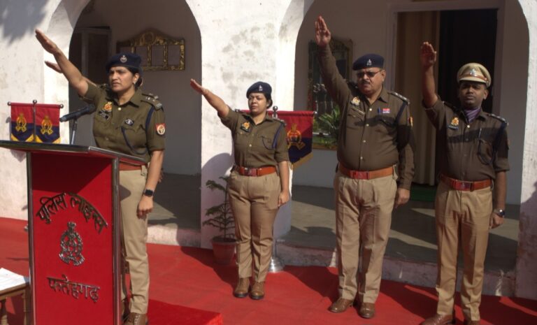 संविधान दिवस पर एसपी ने दिलाई शपथ