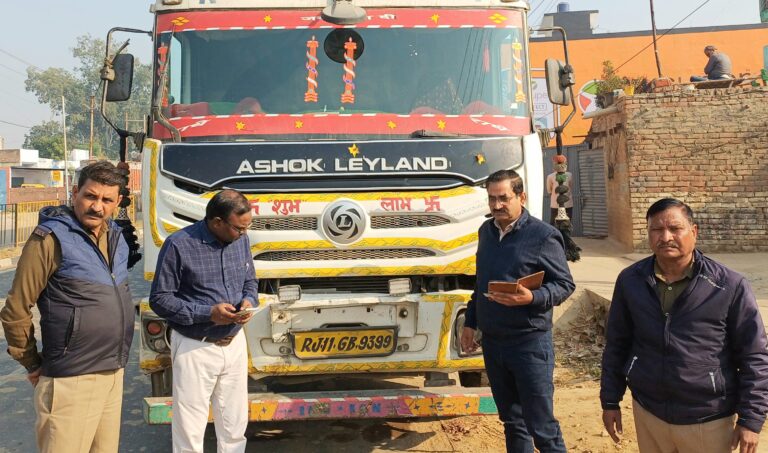 बिना एचएसआरपी खनन सामग्री ढोते हुए 2 ट्रक सीज