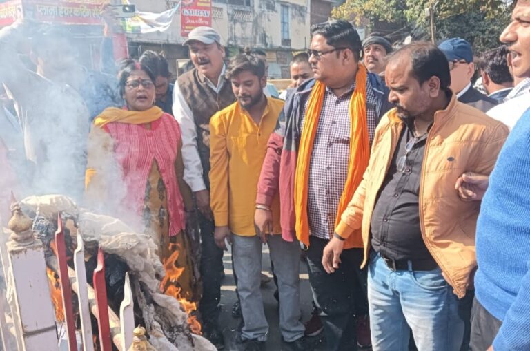 विवादित बयान पर आईएएस का पुतला फूंक, सौंपा ज्ञापन