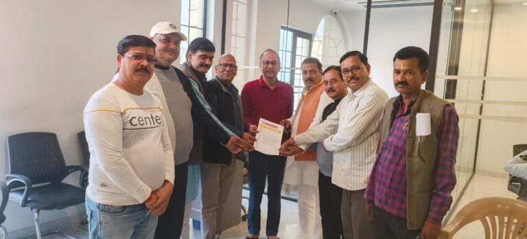 रेलवे रोड़ निर्माण 10 दिन में शुरू करने का आश्वासन, व्यापार मंडल का धरना स्थगित