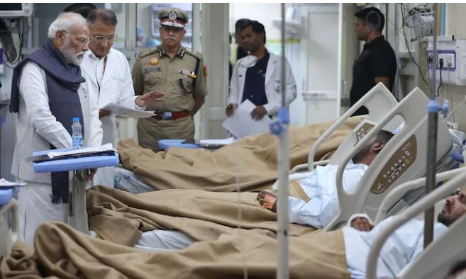 वतन वापस आते ही एलएनजेपी अस्पताल में घायलों से मिले पीएम मोदी