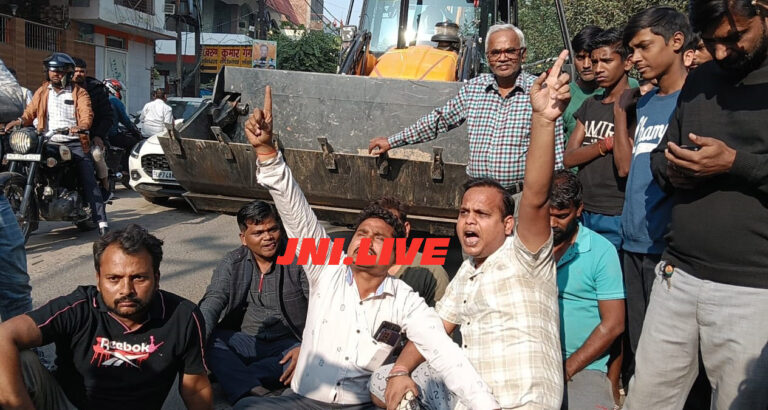 विधायक के आवास के बाहर का अतिक्रमण ना तोड़ने पर हंगामा, धरना प्रदर्शन