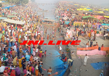 ‘हर-हर गंगे’ के जयकारों से गूंजा पांचाल घाट, लाखों श्रद्धालुओं ने लगाई आस्था की डुबकी